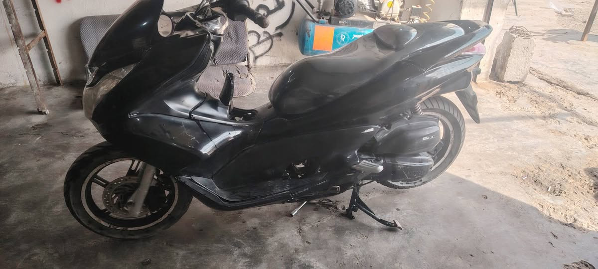 السلام عليكم تفضيخ دراجهPCXكلشي بيها شغال مكاني ديالَى المقداديه شباب الدراجه غراض تفصيخ ***********
