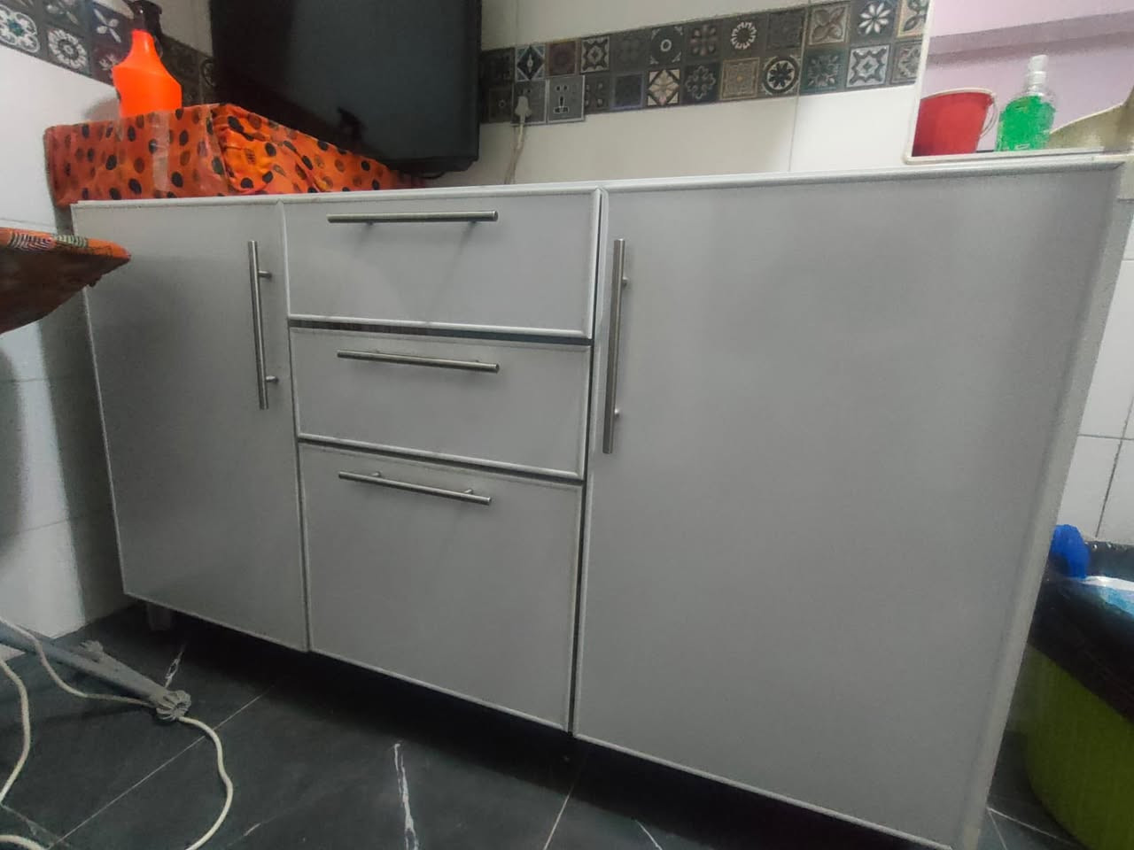 طول متر ونص في نص متر قطعتين
والسنك مترة وعشر سانتيمات طول وعرض ٥٥


**إذا كنت صاحب هذا الإعلان وتريد حذفه لأي سبب، رجاءا أرسل رسالة إلى الدعم الفني**