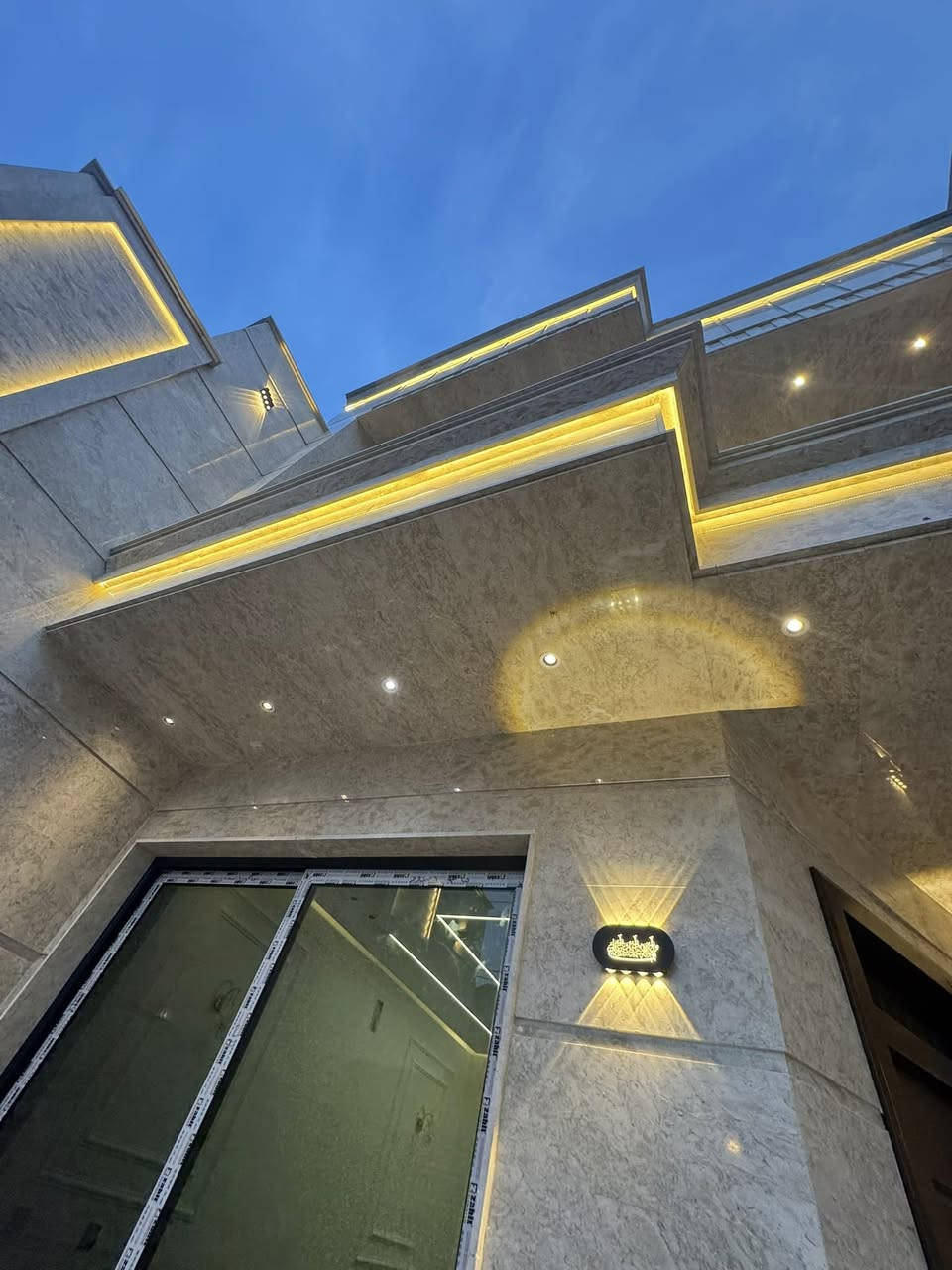 ⭐ عرض حصري لدى شركة عماد الاستقرار للمقاولات والتطوير العقاري ⭐

للبيع دار مميزة في السيدية – مربع الاقتصاديين
المساحة 162م²
الواجهة 6.50م
سنة البناء 2026

يتكون العقار من 3 طوابق بتصميم هندسي متكامل، ويضم:
4 غرف نوم سويت بالكامل، استقبال، هول حولي واسع، خدمات خارجية، وكراج.

مواصفات البناء:
✔ واجهة مرمر بنظام العمل الميكانيكي.
✔ أرضيات مرمر تركي صنف أول.
✔ جدران بألواح من شركة ITACA حصراً.
✔ كهربائيات من شركة TORONTO الكندية.
✔ ديكورات متكاملة لجميع أجزاء الدار مع PROFILES حديثة.
✔ منظومة إنارة COB عالية الجودة.

التصميم الهندسي والتنفيذ والإشراف بالكامل من شركة عماد الاستقرار للمقاولات والتطوير العقاري.

📞 للاستفسار:
أبو علي الجنابي: ***********
علي الجنابي: ***********
إبراهيم التكريتي: ***********

📩 لمعرفة السعر أرسل كلمة “الاستقرار” برسالة خاصة، وسيصلك السعر مباشرةً

او زيارة موقع الشركة : السيدية - شارع الضباط التجاري - قرب دائرة الكهرباء

