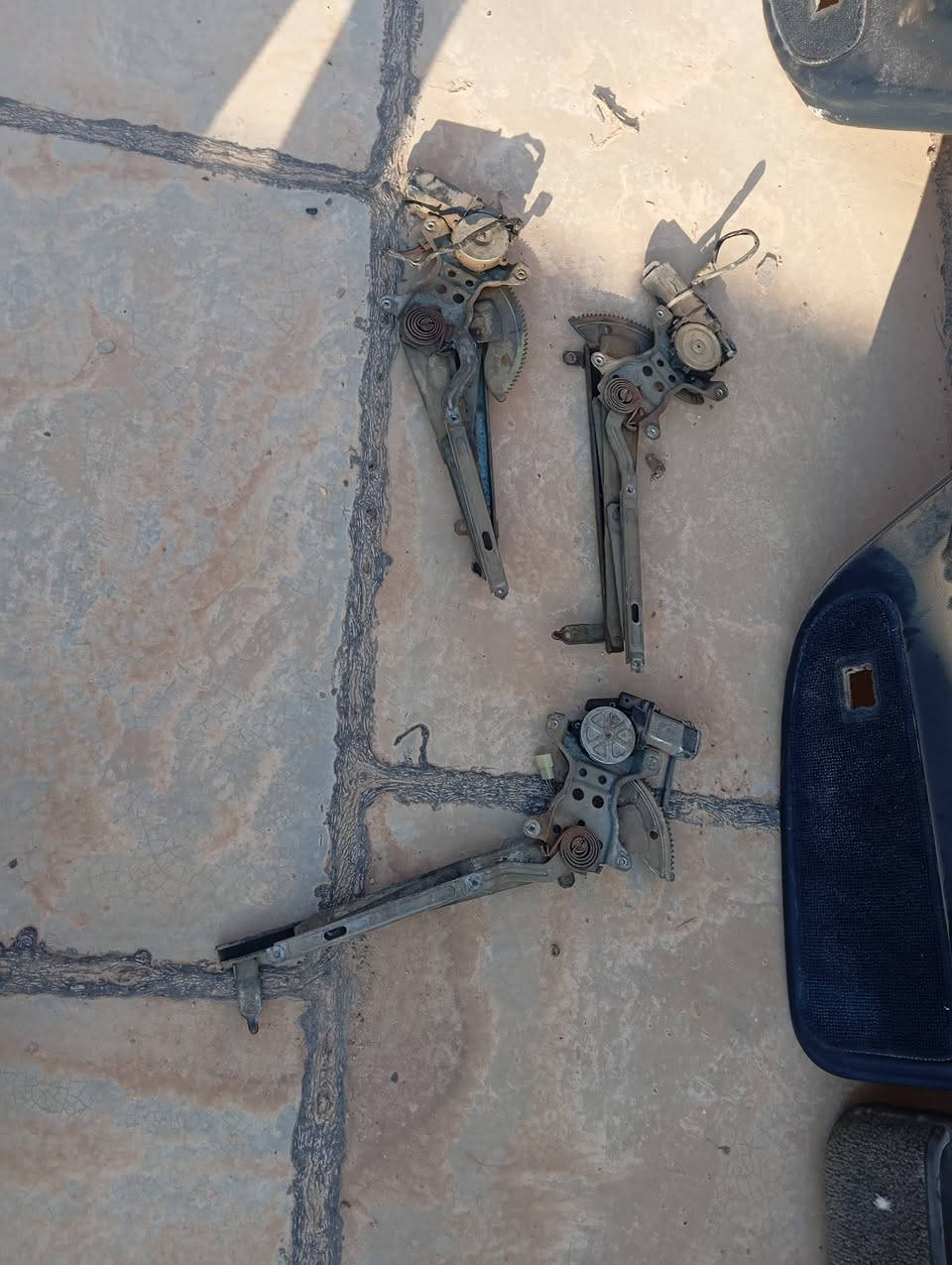 سلام عليكم للبيع بطاين سيدان وموطور جام سعر خاص العنوان ديالى المقدادية رقم الهاتف ***********
