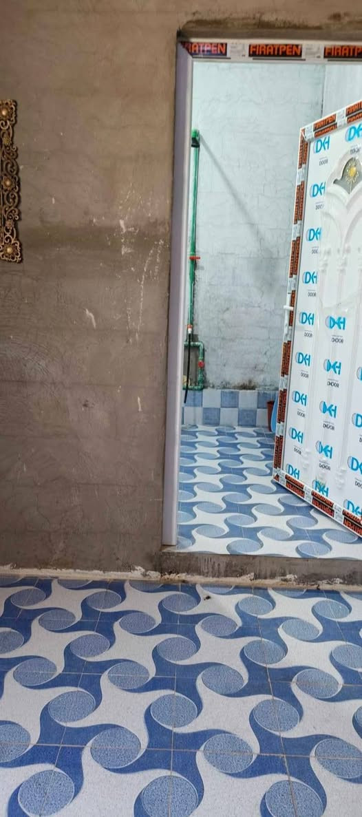 دار سكن للبيع. 
في حديثه حي المعلمين. 
قرب القائمقامية. 
مساحة الدار260م. 
طابقين. 
يحتوي على ما يلي. 
الطابق الاول: 
*ديوان 7×4.
*هول6×4.
مطبخ 6×4.
غرفتين نوم 4×4  4×5.
صالة داخلية 4×4
صحيات داخلية 
صحيات خارجية
الطابق الثاني: 
3غرف نوم 6×4  6×4  4×4.
صحيات 2×2.
بعض الغرف صب ناعم والصحيات سيراميك. 
السعر المطلوب 70مليون وبي مجال للتفاوض 
عنوان المكتب📍 الانبار قضاء حديثة سوق الحي العسكري قرب اسواق ابو حسين 
أ.استاذ هشام حسين ابو احمد ***********واتساب ***********
رائد المعاضيدي ***********
