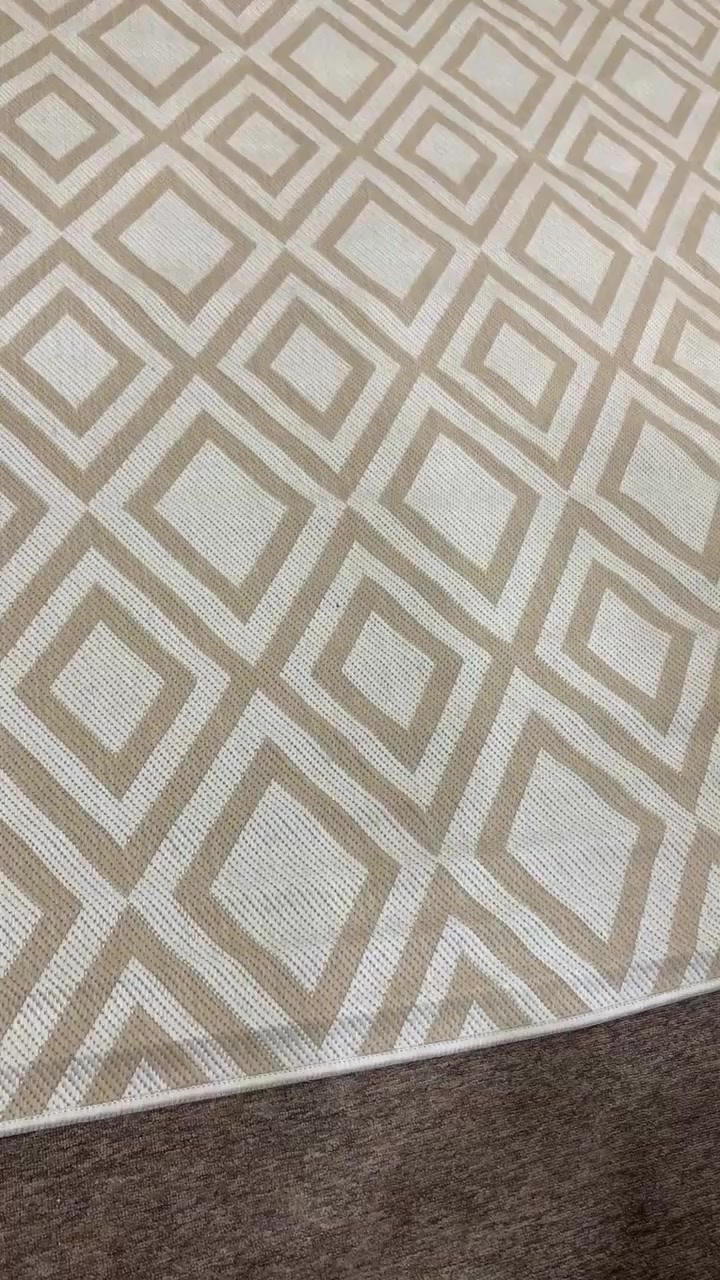 السلام عليكم بنات عندي موكيت حياكه نوع كلش حلو ببز قطعتين خوات مثل ما واضح عدكم جديدات العرض مترين ونص والطول  ثلاث أمتار


**إذا كنت صاحب هذا الإعلان وتريد حذفه لأي سبب، رجاءا أرسل رسالة إلى الدعم الفني**