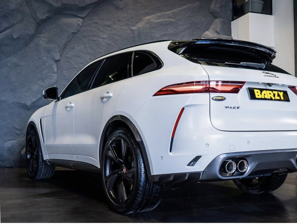 للبيع جاكوار F-PACE SVR موديل 2021 فل أوبشن، بحالة ممتازة جداً.
اللون أبيض مع حماية كاملة PPF مطفي (Matte) لحماية الصبغ الأصلي، وداخلية جلد أحمر رياضي مميز ونظيف جداً.

الموقع: أربيل
الممشى: 53,000 ميل
الحالة: ممتازة ج

المواصفات الميكانيكية:
 • محرك 5.0 لتر V8 سوبرتشارج
 • قوة 650 حصان
 • تسارع 0–100 كم/س حوالي 3.0 ثانية
 • دفع رباعي AWD
 • قير أوتوماتيك 8 سرعات

المواصفات والإضافات:
 • فل أوبشن SVR
 • فتحة سقف بانوراما
 • نظام 5 كاميرات (رؤية 360 درجة)
 • شاشة عدادات رقمية
 • نظام صوت Meridian الأصلي
 • مقاعد SVR رياضية جلد أحمر
 • نظام تعليق رياضي متكيف
 • عادم رياضي بصوت V8 مميز
 • جنوط SVR كبيرة
 • أنظمة أمان ومساعدة سائق متقدمة

السيارة نظيفة جداً من الداخل والخارج، قيادتها ممتازة ولا يوجد أي مشاكل ميكانيكية.
حماية PPF مطفي تحافظ على الطلاء الأصلي بالكامل.

للجادين فقط.
للاستفسار أو المعاينة في أربيل يرجى التواصل.
What’s app ( ***********)

44900$
