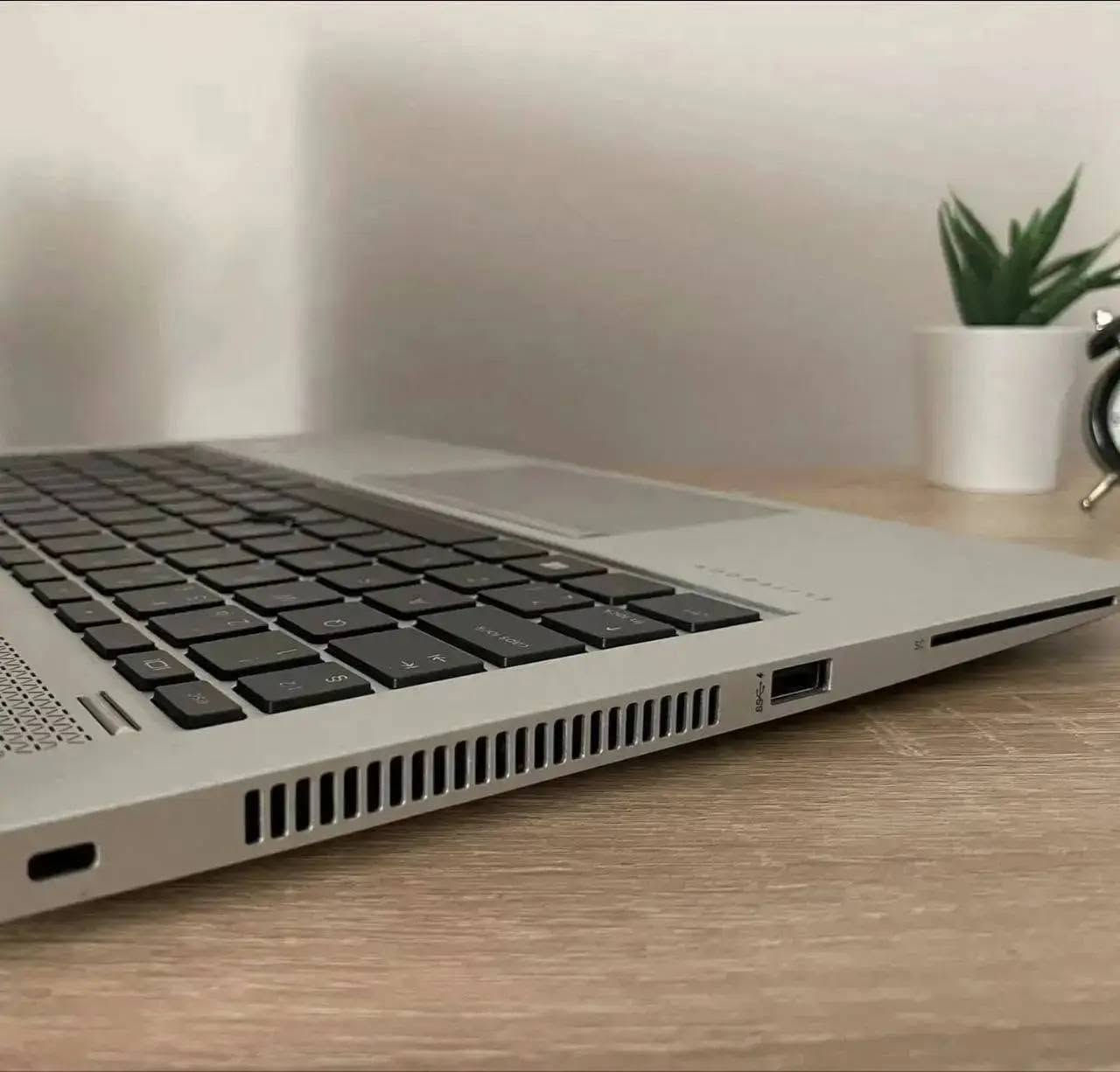 لابتوب hp Elitebook الشكل الحديث هيكل المنيوم الجيل الثامن للبيع 
الحاسبه سوبر سلم وهيكل معدني انيق جدا 
الجيل الثامن
المعالج core i5 الجيل الثامن
رام 8 كيكا DDR4
هارد 256 كيكا SSD
كرت الشاشه Intel Uhd 630 حجم 4 كيكا
الشاشه حجم 14 انج ضد التوهج 
باتري ليثيوم 6 خلايا  شحن سريع 65 واط والباطرية ممتازة
كامره دقة hd
 منفذ تايب سي و رام  وhdmi وباقي المنافذ   الحاسبه كلش نضيفه وحلوه
السعر 325 الف


**إذا كنت صاحب هذا الإعلان وتريد حذفه لأي سبب، رجاءا أرسل رسالة إلى الدعم الفني**