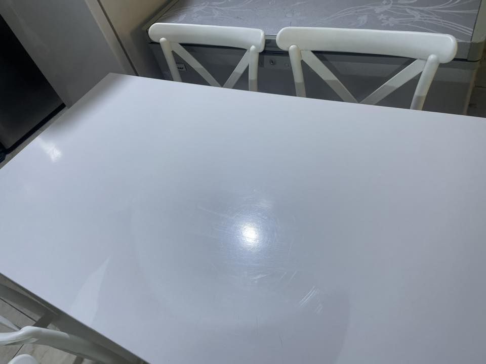 ميز خشب ارجل حديد كراسي عظم عاج الاصلي سعره ١٠٠ الف مكاني بغداد ***********
