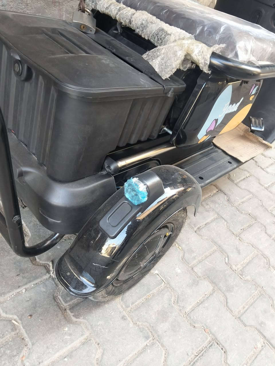 دراجه ثلاثيه شحن استعمال يومين فقط بعدها بجيسها كلشي شغال وبيها 3 مقاعد وماسحه جام شاشه شغاله قفل السرعه 50 6 بطاريات كبار ملف 1500 سعر مليون وميه مكاني شارع حيفا رقم الهاتف ***********
