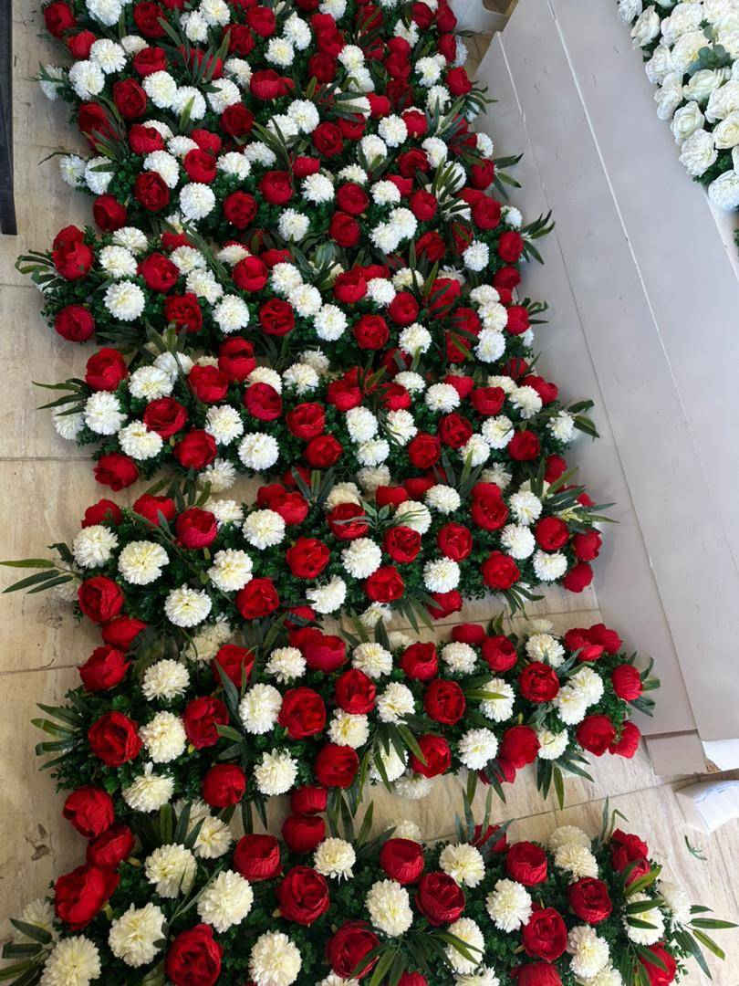 وصلت كميه جديدة امتار من هذا الورد 
الموجود فقط الي بالصوره ابيض فقط و ابيض واحمر  و احمر فقط
توصيل فقط لكل المحافظات ***********
