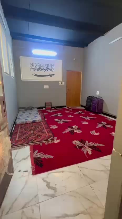 السلام عليكم دار للبيع المساحه 116 متر سند 25 البيت كامل من الخدمات كهرباء مي تبليط البيت موقعه جسر دياله القديم جامع طه  شارع اسواق جمانه يحتوي على ٣ غرف وستقبال وحمام خارجي وداخلي وتواليت خارجي والكراج شوفت عينك البيت مطلوب بيه 52 مليون وقابل لتفاوض لشراي وبخدمت الجميع انشاءلله   رقم التلفون ***********واتساب اتصال وشكرا
