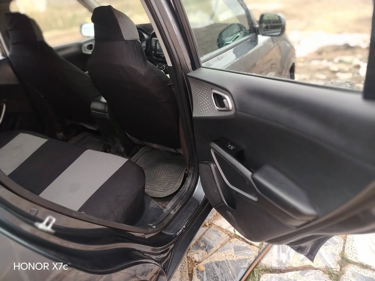 سلام عليكم صول 2020وارد امريكي بيها وبنيد كير مكينه كفاله سياره جديده  سعرها 140وبيها مجال بسيط***********
