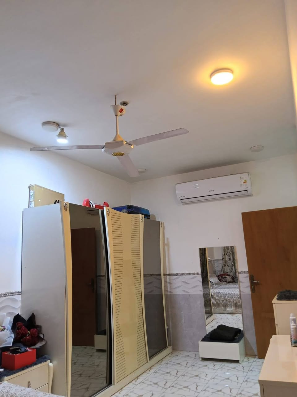 بيت للايجار مساحه 50متر ركن طابقين مقابيله ساحه شارعه 15 في حي الجامعه ***********
