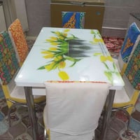 ميز طعام • نظيف جدا