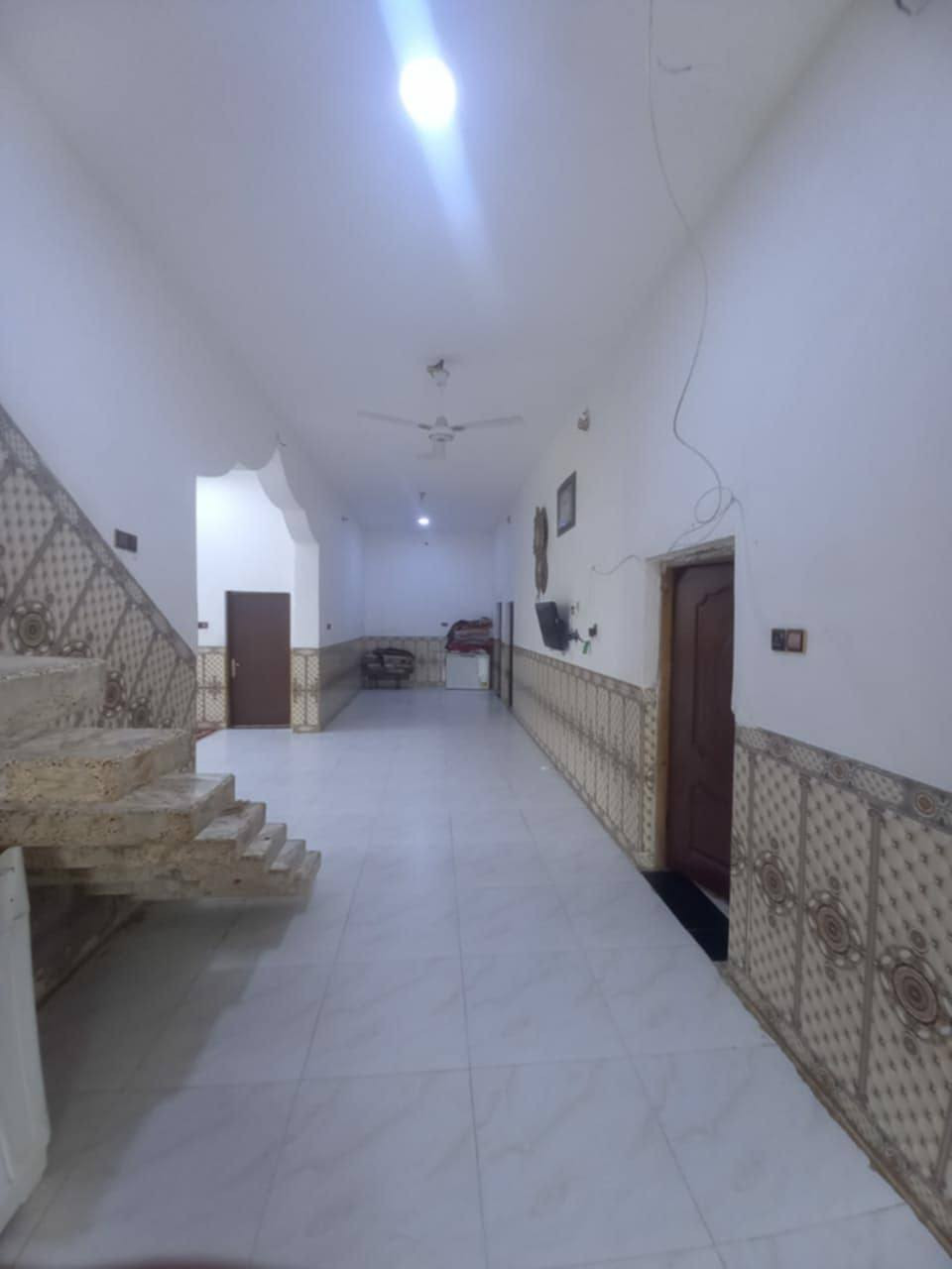 سلام عليكم بيت مساحه دونم ونص البنأ 450 مكون من اربع غرف  وثنين مطابخ حار و بارد الاستقبال اثنين خارجي وداخلي.    مساحت الاستقبال الداخلي 10 و الخارجي 13.  صحيات داخليه و خارجيه   يحتوي على حديقه
مكلف بل نشر للاستفسار الاتصال على الرقم ***********
