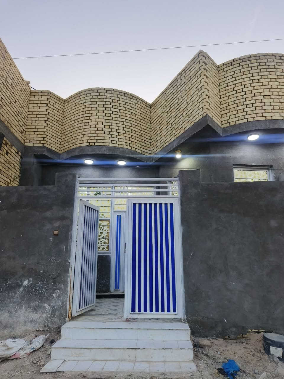 يالله بيت المساحت 130م بيت جاهز من كلشي بعده مامسكون
بناء جديد طبوك صب كونكريت 

بي غرفتين وصاله وديوانيه ومطبخ وصحيات داخليه وخارجيه

مكانه اسديناويه قريب علشرع التبليك

وكل الخدمات متوفره مي وكهرباء ومجاري ونترنيت ضويه

شرعه 8م 

باقي التفاصيل وتساب

***********
