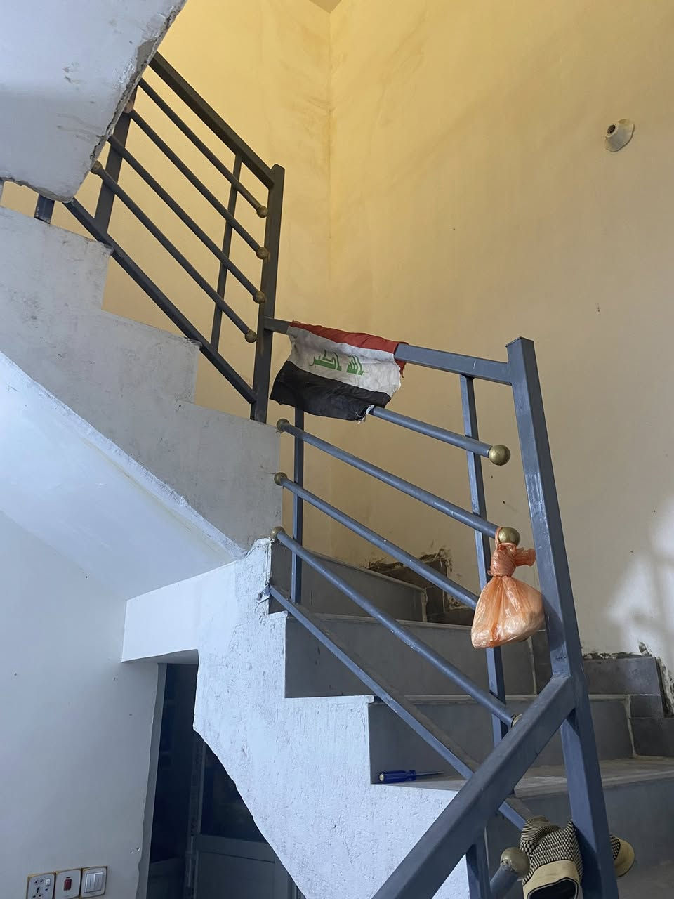 بيت ٦٠ متر طابق واحد. سريه القناصين. او خلف مستشفى الاورام. على البزل المدفون الي يربط على الروضتين. بناء حديث. عرض الشارع ٧  الواجهه ٦. والنزال ١٠.  السعر. ٧٠ وبي مجال. للستفسار ***********
