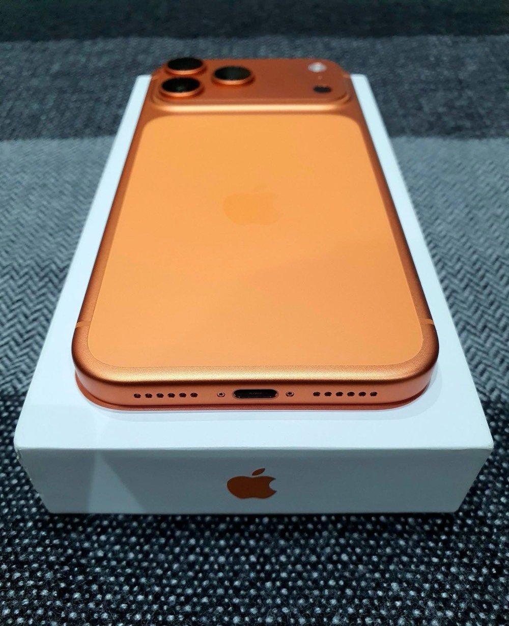 17 برو ماكس برتقالي ذاكره 256 سيم كارت ZA 
بطاريه 100 نظافة 100 ملحقاته كامله وجديد
عدد دورات شحن فقط 41 مره لاصق شاشه وحافظه 
تحديث اخر اصدار سعر 2075 الف 🔐 
مكاني سيديه *********** واتساب