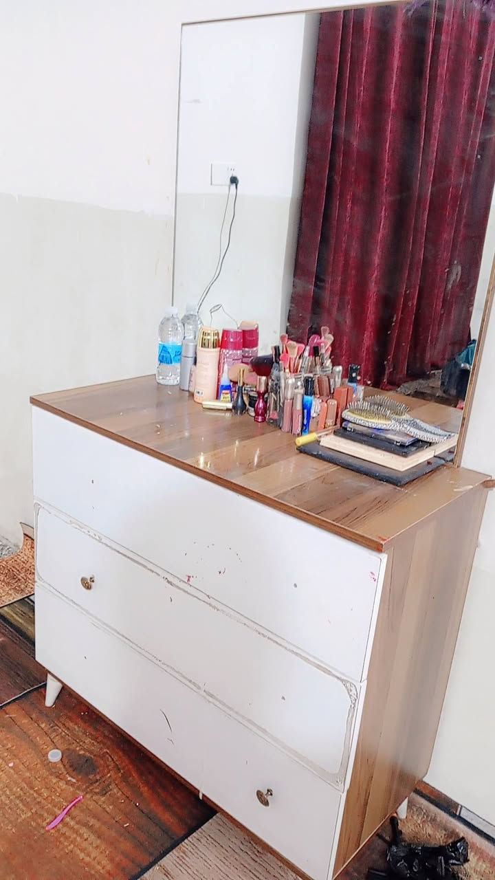 غرفه تركيه مستعمله للبيع بيها ضرر بسيط اريدها ٢٢٥ وبيها مجال *********** واتس اب
