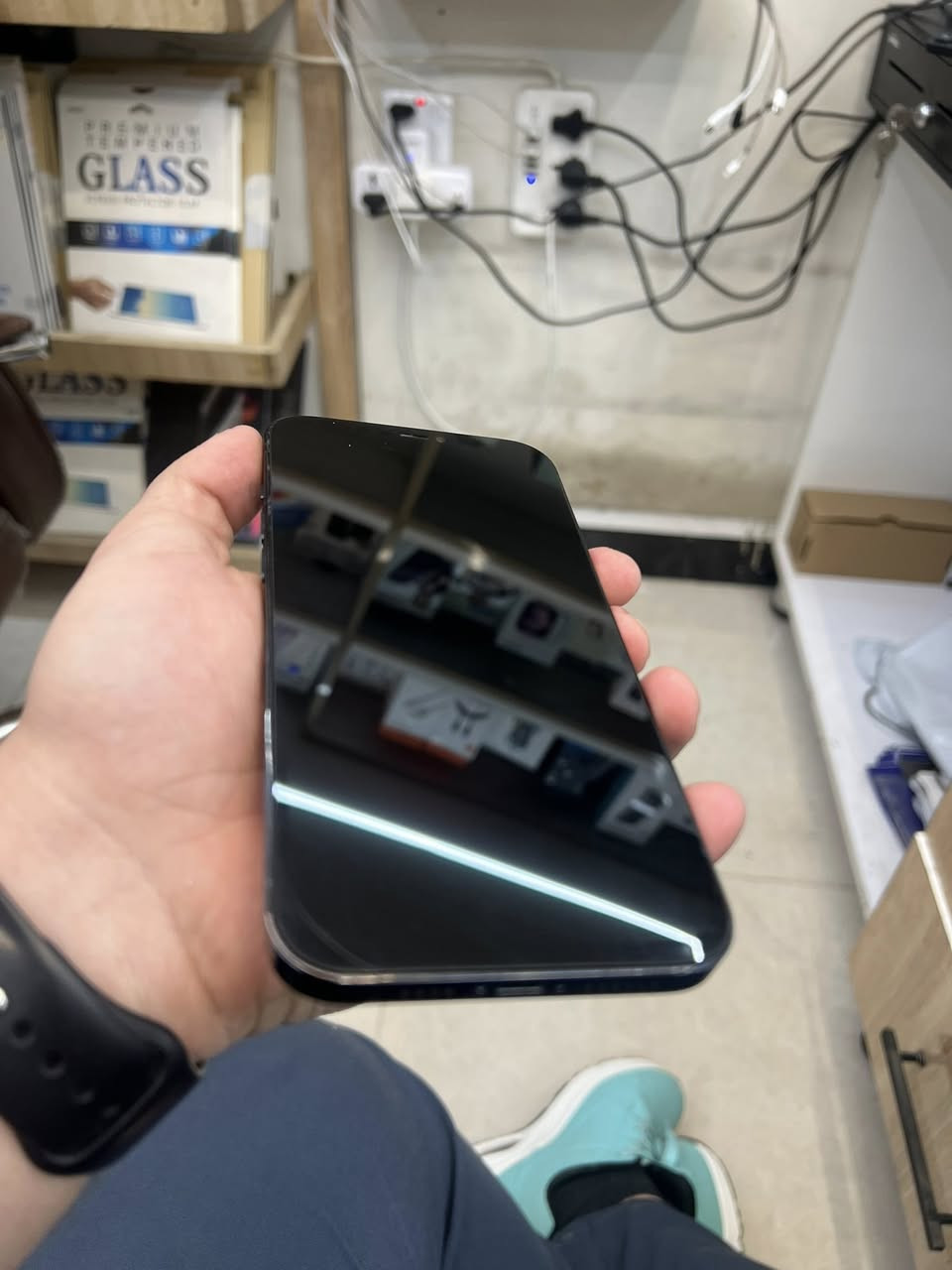 12 Pro max 
الذاكرة 512
البطارية 77%
الجهاز مستبدل بي شاشة وبيها ضربات ما مأثرة على اللمس اذا تريدة على هاي الشاشة ب400,000
واذا تريد استبدله شاشة اصلية اولد 460,000
واضمن الك انو الجهاز ما مستبدل بي غير الشاشة
العنوان بغداد شارع فلسطين
***********
