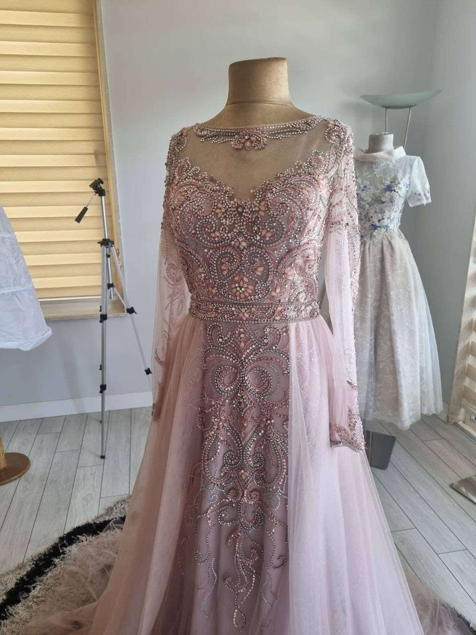 مرحبا عندي فستان اشتريته من بيج يجيب فساتين من تركيا اسمه Touch wood fashion 
كلش حلو ولونه بيبي بنك قياسه 40/42
سعر الشراء 275$ 
رايدته 200 الف 
الفستان اشتريته كدرته مصار عليه وملبسته بعد ولان ماعندي مكان اريد ابيعه
يعني مملبوس ولامره جديد بالعلامه  
طبعا بالحقيقه احلى من الصور الصور ظالمته 
الي تريده اوصللهياه لمكانها ببغداد مجانا بس فلوس الفستان


**إذا كنت صاحب هذا الإعلان وتريد حذفه لأي سبب، رجاءا أرسل رسالة إلى الدعم الفني**