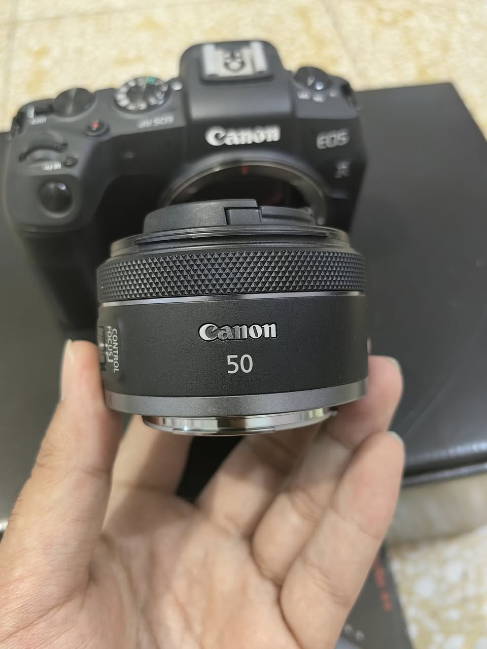 السلام عليكم للبيع كامره كانون rp  جديده كلش 
الشتر 800 صوره 
وعدسه 50mm rf  جديده ملش 
مع ملحقات 

1 كامره كانون rp 
2 عدسه 50mm
3 رام 64 من شركه lexar 
4 فلاش godox 860 lll kit ما مسدخدم بس مفتوح من الكاتون 
5 تريكر godox  x pro 
6 نوعين اضاءه مه ستاندات 
7 سناند بس مفتوح من الكاتون من شركة k&f concept
8 كت تنظيف جديد من شركه k&f concept 
9 ادابتر بس مفتوح من الكاترون 
10 سوفت بوكس قياس 90 جديد ما مستعمل  من شركه triopo 
11 كت ريفلكتر جديد مفاتحه 
12 سناتد باكرواند الارتفاع متر ونص والطول مترين 

السعر مليون و650 وبي مجال كلش بسيط 

يوجد توصيل 
 للأستفسار خاص او الاتصال ***********
