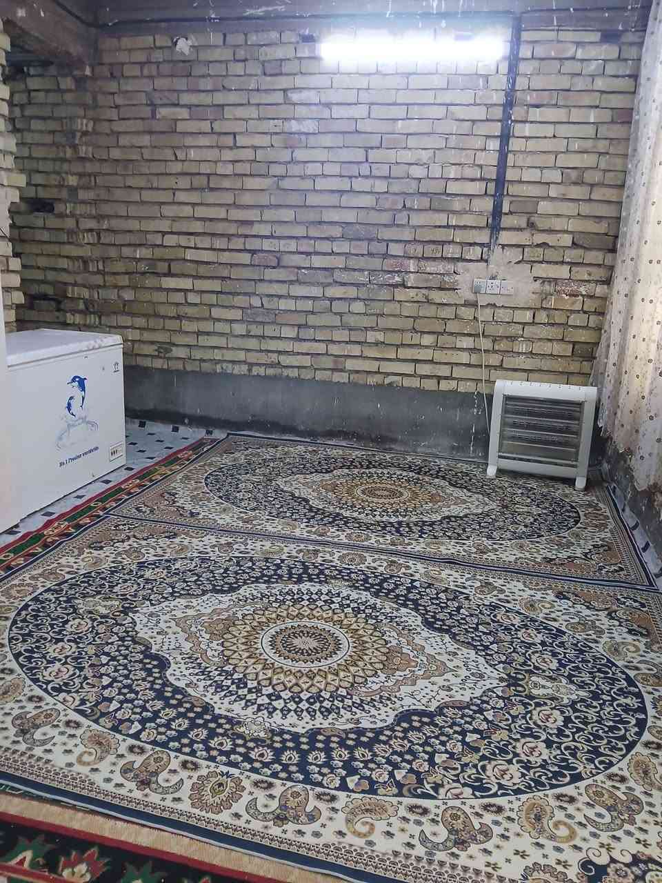 اللهم صل على محمد وآل محمد
السلام عليكم 
بيت للبيع في المحمودية حي طليطله مساحه ١٦١ متر طابو صرف طابقين يحتوي البيت على غرفه في الطابق الأرضي مع صحيات داخليه وخارجه وكراج سياره وطرمه جبيره وحديقه والاستقبال معزول عن البيت البيت نضيف والطابق الأرضي كامل من كلشي عدى المطبخ الحار والطابق الثاني هيكل ٣ غرف مع صحيات البيت ينسكن 
كامل مجاري ومي اساله وشارع تبليط للباب والجيران ذهب
للاستفسار على الرقم 
***********
ابو محمد
