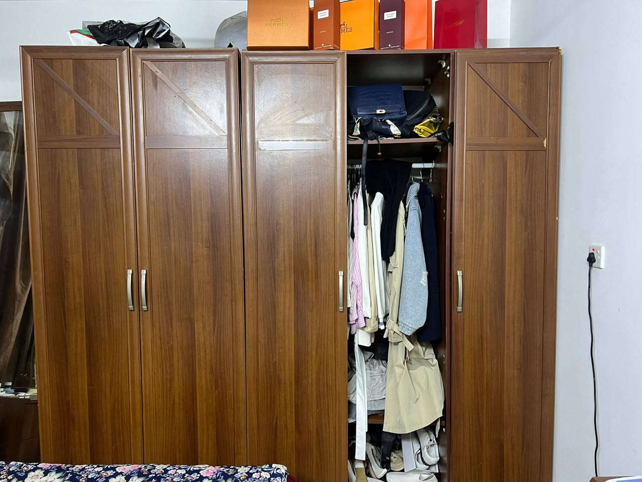 أغراض للبيع الغرفه المنام ١٥٠ الف الكاونتر ٢٠٠ الف بيه مجال ع ***********
