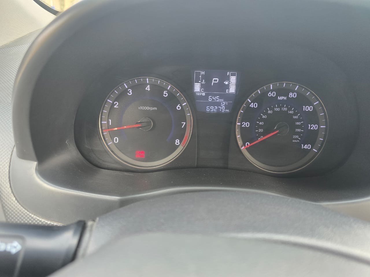 سيارة هونداي اكسنت زرقاء موديل حديث للبيع. السيارة في حالة جيدة وتعمل بشكل ممتاز، وأجهزة القياس تشير إلى قراءة عداد 69279 ميل. الصبغة الخارجية زرقاء لامعة، والسيارة تتضمن ميزات قياسية مريحة. بشكل عام، السيارة نظيفة ومعتنى بها. بها تلف واضح في الجزء الخلفي كما هو موضح في الصور، ولكنها قد تكون فرصة ممتازة لمن يبحث عن سيارة بسعر مناسب لتصليحها أو للحصول على قطع غيار جيدة.