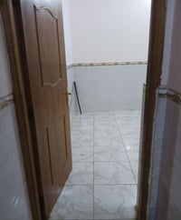 للأيجار شقه طابق اول  بأربع شوارع تحتوي على غرفتين واستقبال ومطبخ وصحي...