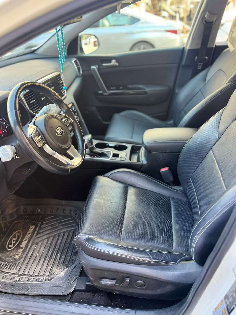 السلام عليكم 
من رخصة أدمن المحترم 
كيه سبورتج موديل ٢٠٢٢
سياره وارد أمريكي 
مواصفات واحد على واحد 
اعلى فئه بل سبورتج
لون ابيض 
حادث سياره جاملغ وبنيد فقط
بدون اي دواخل سياره ماشيه ٣٥
محرك ٢٤٠٠ GDl 
سياره جاهزه متصرف عليه ولا ربع
سعر سياره ١٨٨ وبيه مجال 
رقم سياره بغداد انكليزي حره
العنوان بغداد جديده 
رقم الهاتف 
***********
***********
