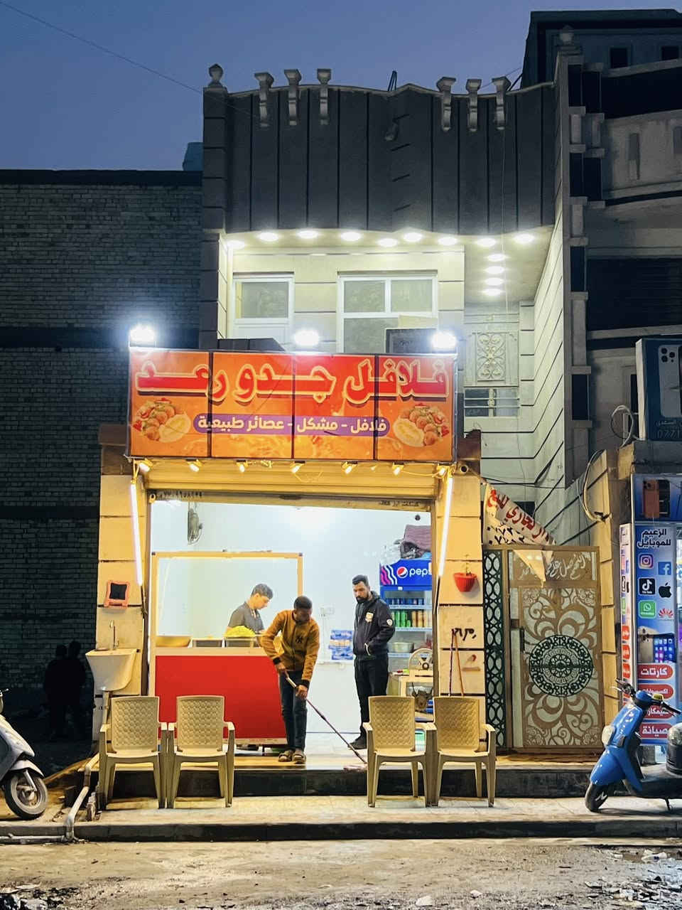 سلام عليكم بيت بالعبيدي شارع 20بيت يحتوي علة 4غرف نوم +3حمامات بيت بي محل مساحة 120 واقع حال أبيع 100  موقعه على الشارع العام زراعي رقم الهاتف ***********
