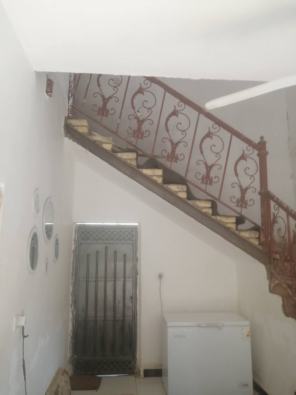 سلام عليكم. عندي بيت لبيع في حي السبل الفرع الأول قرب مولد  بهاء.    غرفتين. وصاله  ودوانيه     ع الشارع الرئيسي     سعره     ٤٠. مليون  وبيه مجال قليل. هذا رقمي     ***********
