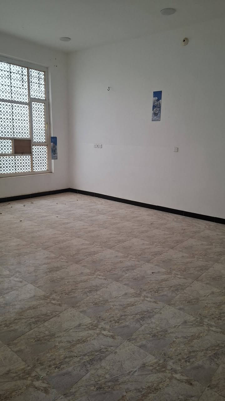 توكلنا على الله يوجد بيت مساحة ٢٠٠م الموقع حواس حي ام البنين موقعه حلو يتكون من غرفتين نوم وصاله وستقبال ومطبخ وصحيات وطرمه جبيره 
البيت كل نقص مابيه فقط الستارة السكف كونكريت بناء درجه اولى مال جناي البيت 
بسعر معقول جدا
الاستفسار الاتصال
على الارقام التاليه
***********
***********
