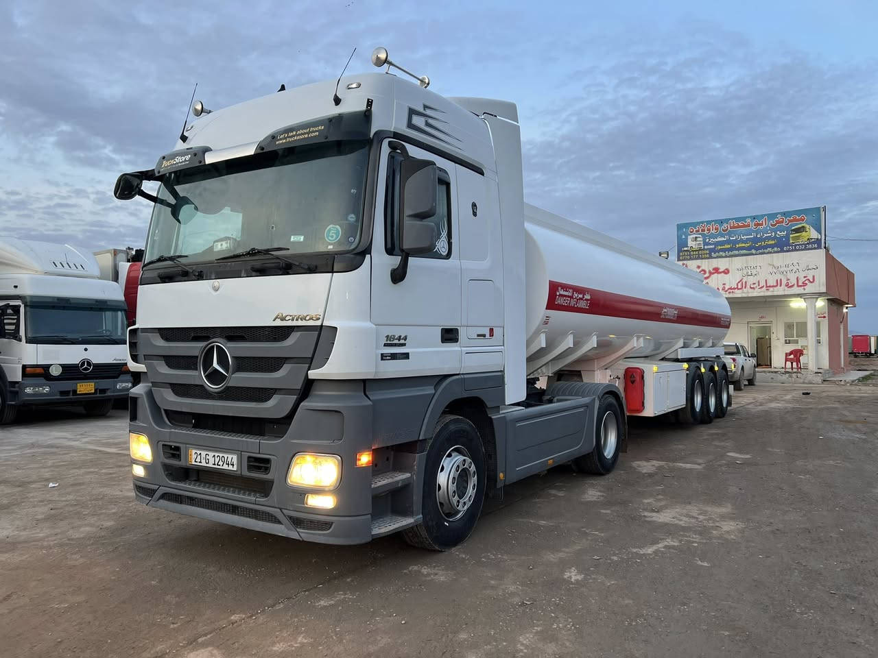 السلام وعليكم اقرأ تفاصيل واتصل ✅↙️
اكتروس ￼ صهريج ￼موديل 2012 حجم 18.44 امامي جابليس 
فول مواصفات بس بدون كاميرا وحساس ريتايدر 5 طقات
ثلاجه تبريد دبل مناميه حاكيه رقم وسنويه جديده طخم تايه 
‏ تانكي فصال الخرسان بازوايا سياره حلوه و نظيفه 
رقم الهاتف قحطان معرض *********** كورك
*********** اسيا معرض ابو قحطان واولاده العنوان موصل برطله سهل نينوى ✅￼
