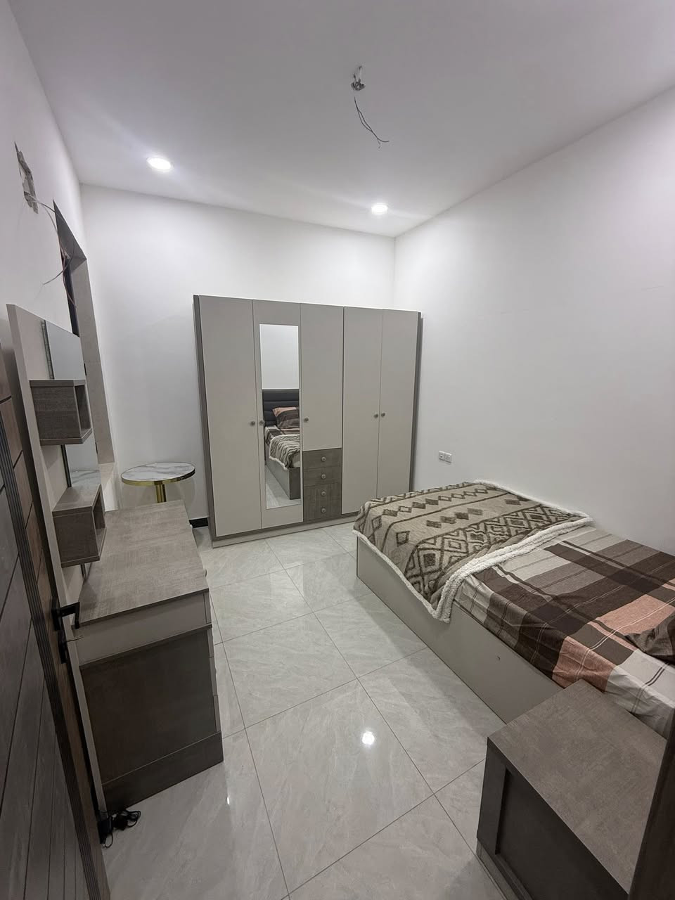 سلام عليكم 
شقق فندقية مؤثثة ⭐️
للحجز والاستفسار ☎️: *********** - *********** 
العنوان 📍: بغداد المنصور
