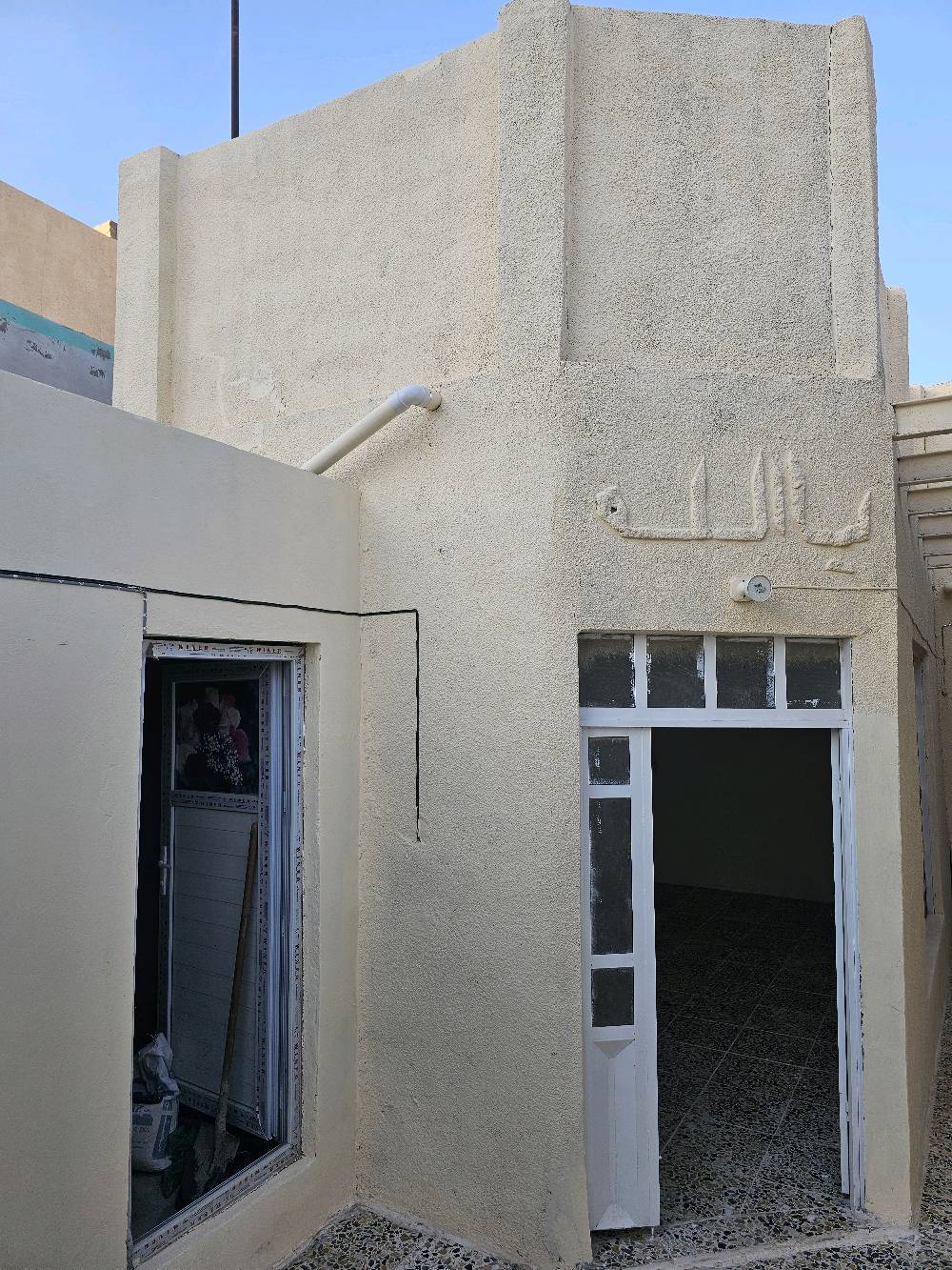 بيت 100للبيع طابق واحد..يحتوي على استقبال ومطبخ وصاله وغرفه السقف شيلمان البيت نظيف... النجف الحولي شارع 30 مقابل مركز صحي الفاو بالفرع قريب جداً للسوق والمدارس الجيران ذهب 74 وبي مجال.***********