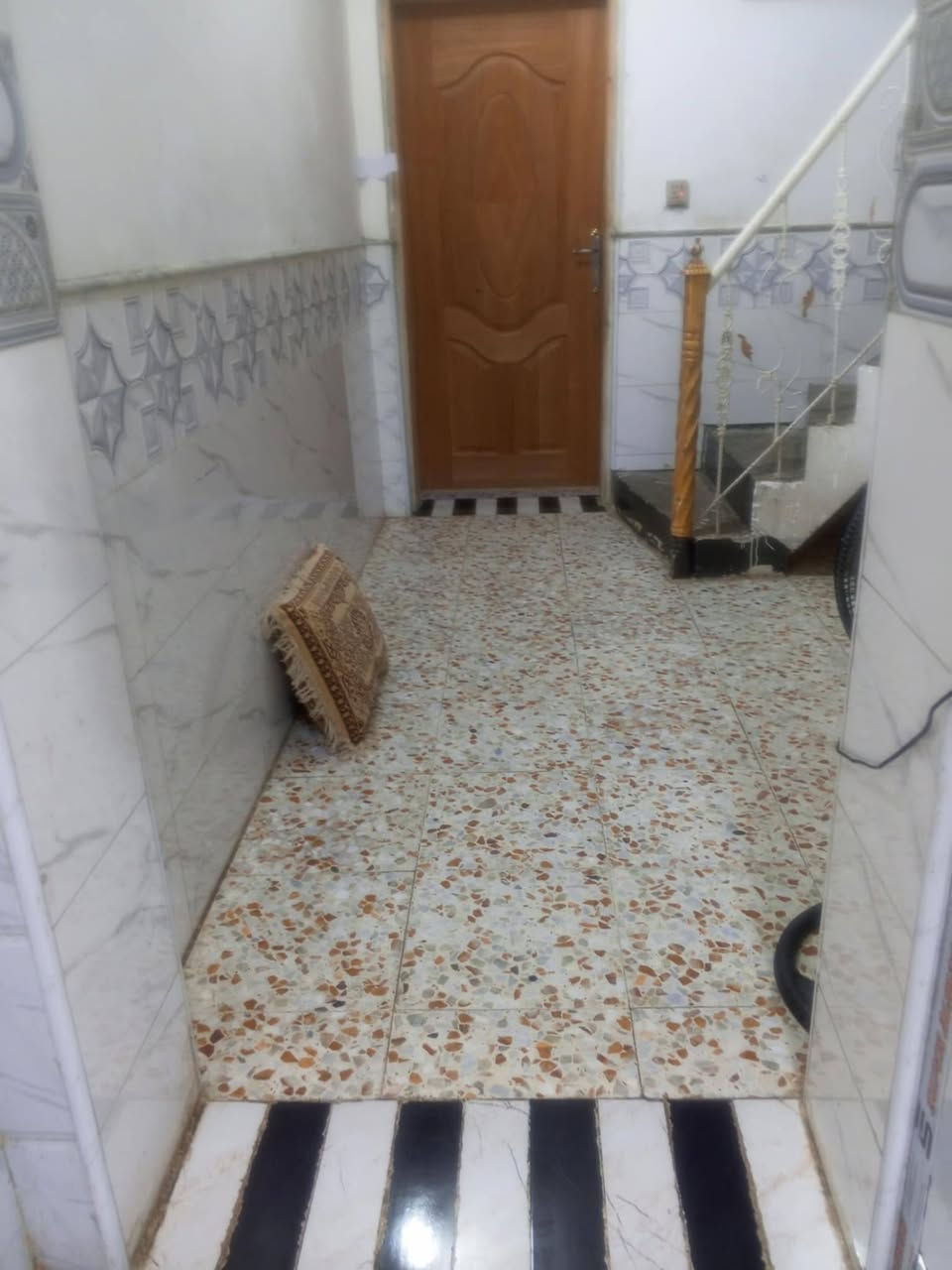 بيت طابقين مساحة 100 متر طابو زراعي سند سند 25 بسمي بناء درجة أول البناء صب طابوق الطابق الأول غرفه و كلدور و مطبخ و صاله و درج دور مرر و صحيات و كراج سيارة و الثاني غرفتين و كلدور العنوان شارع 80 جهة النجف نزلت الساده حي النصر منطقة مرتبه جوارين خير من الله مجاري انترنيت ضوئي خامس بيت عن الشارع الرئيسي قرب مكتب سيد سعد ابو خطه اتصال و بي واتساب *********** قفل 65
