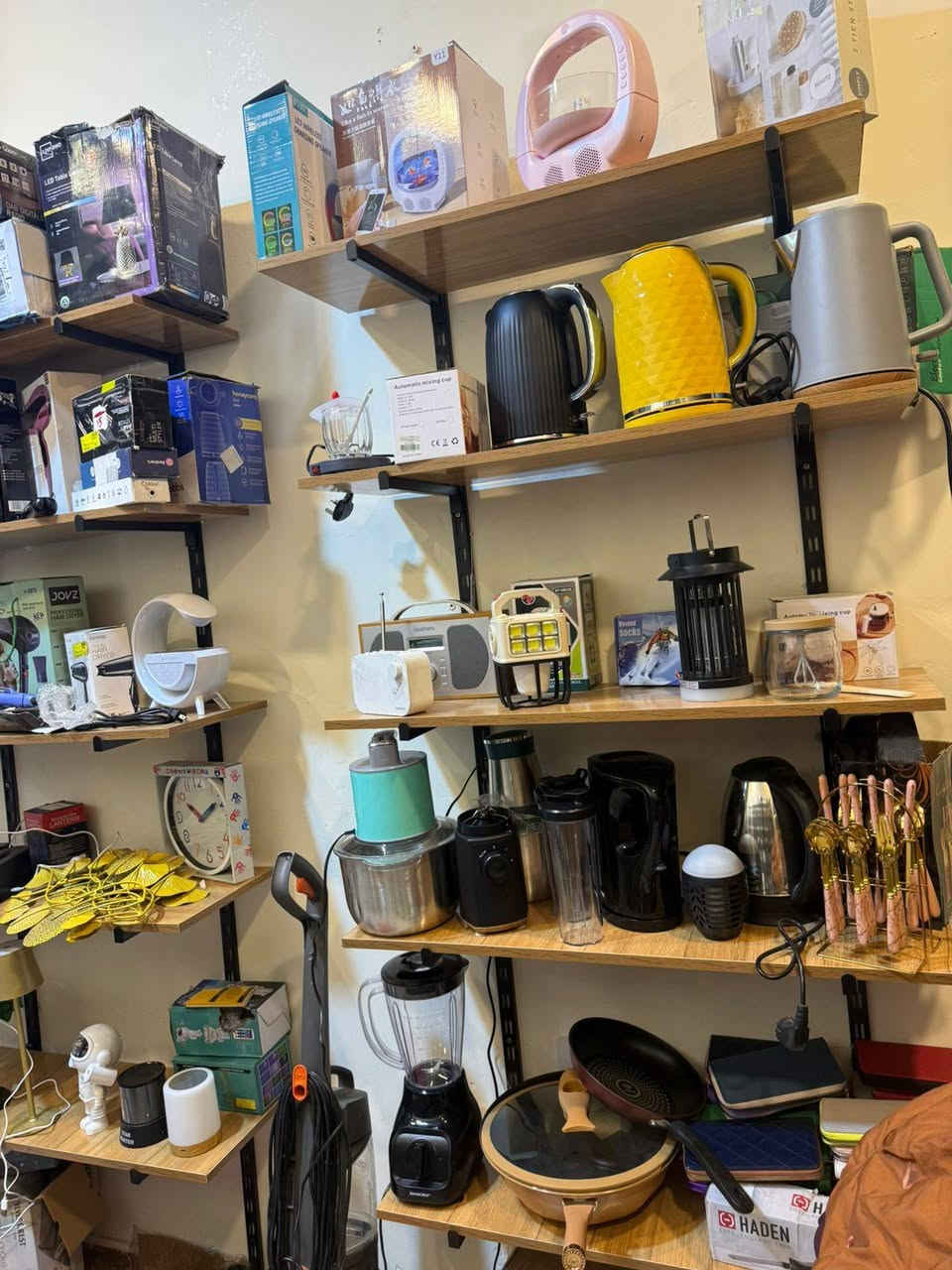 متوفر رفوف خشب عدد 20 قياس 80 سم مع كامل محلقاتها نظافه 95 % استخدام قليل ب 150 الف قفل مكاني بغداد حي  .*********** واتساب .
