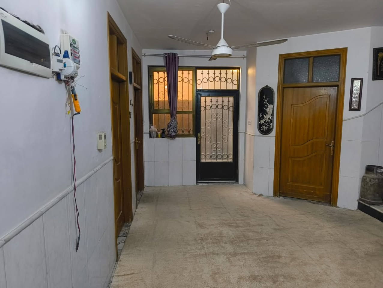 دار للبيع
المساحة 204 م 

بناء حديث سنة 2014 خلف حسينية فاطمة الزهراء ع مباشرة

غرف النوم عدد 5 / اثنان من الغرف سويت

صالة كبيرة ومطبخ حار وبارد وكراج للسيارة داخل البيت
البيت عالي عن الشارع  
وقريب جدا جدا عل شارع 60 قبل صعود مجسر الطهمازية فرع (فرن صمون زمزم)  للاستفسار---الاتصال  او واتساب ***********
