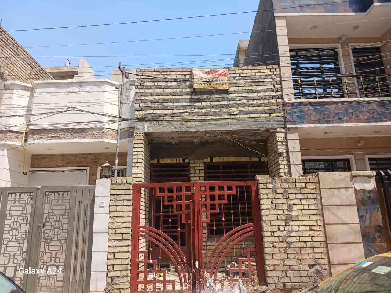 هيكل للبيع طابق ونص مساحة ٨٢.٥م واجهة ٤اله نزال ٢٢،٥ الطابق الأرضي طرمة واستقبال وحولي مع مطبخ حار وخدمات وغرفه نوم مع ترك خلفي الطابق الثاني غرفه نوم وخدمات مع سطح  الشعب التجار الأولى قرب اعدادية بلقيس قرب الهايبر السعر  (215)مليون 
***********
