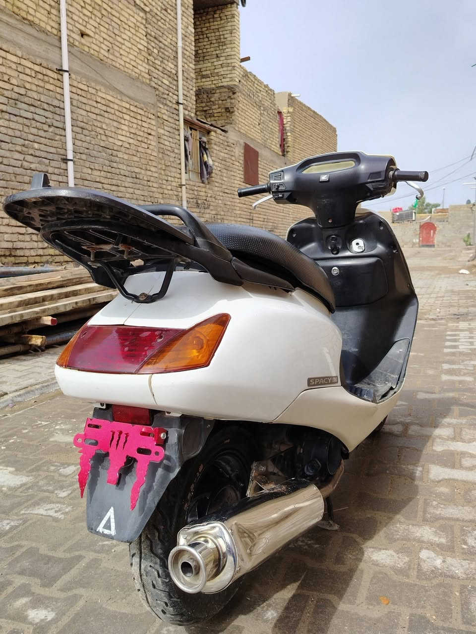 السلام عليكم دراجه سبيسي ياباني محركها مفتوحه مره وحده رايمر خير من الله من مشي و نعومه شغاله سلف هندر لايت اشاير جاهزه رايدها اب ٥٥٠ و بيها مجال حك جيه مكاني كوت حي الجهاد وهذا رقمي ***********
