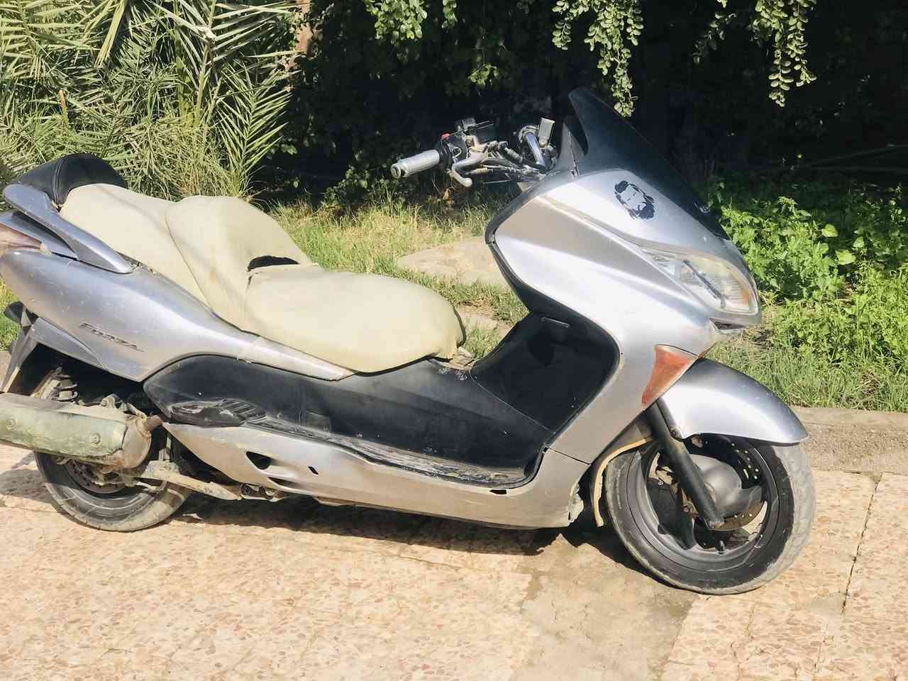 سلام عليكم دراجه فورزا 0/8مكينه مكفوله ما مفتوحة دراجه جاهزة وراق اصولي كمرك مدفوع بس الجويتر وصخ ما منضفه بس دراجه خير من الله مكاني القرنة نهر الباشا سعر 750 وبيها مجال 
اتصال ***********
اسيا ***********
