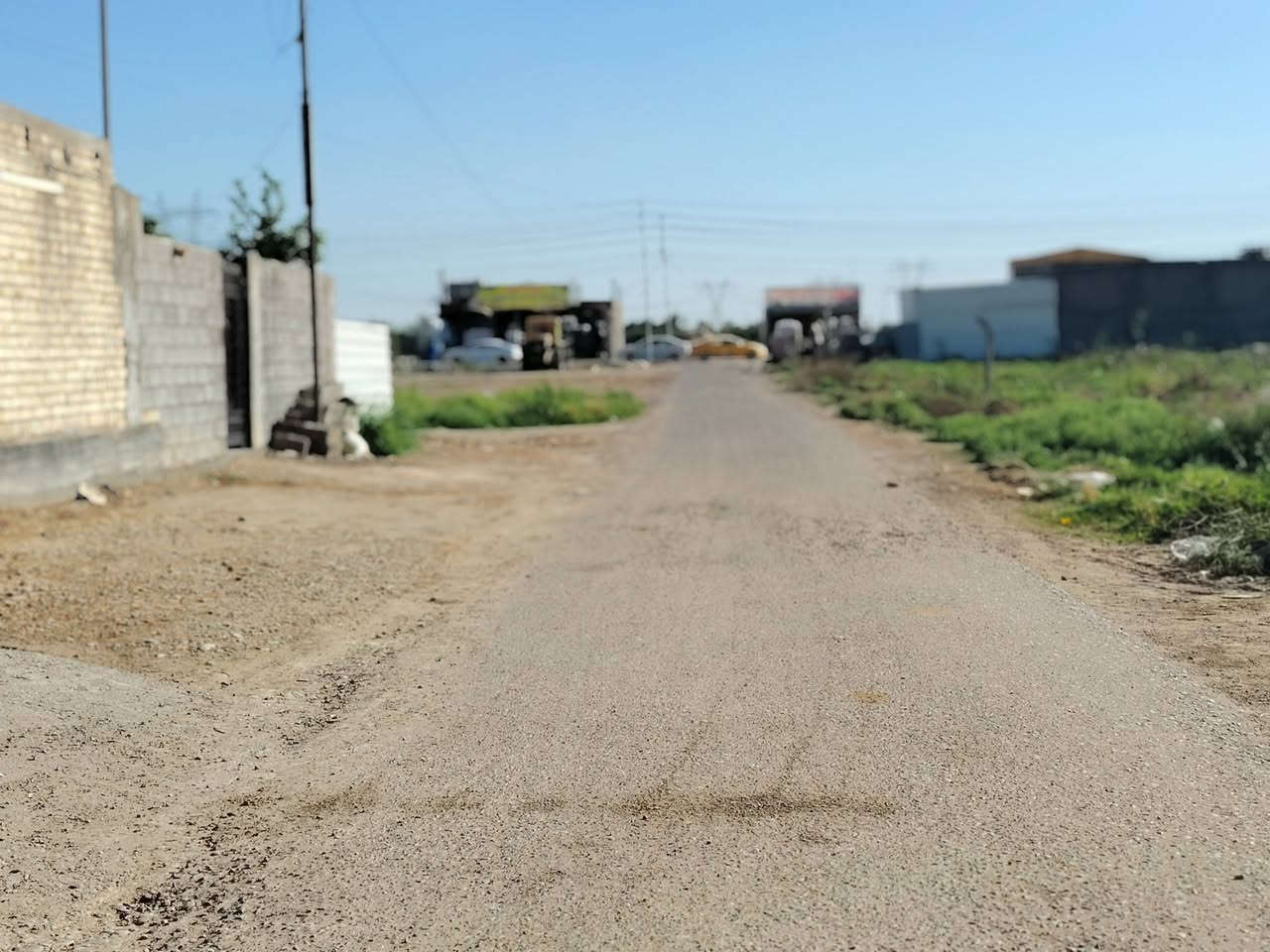 يالله سلام عليكم قطعة أرض للبيع بغداد المدائن منطقه بانوراما قرب ملعب النخيل مساحه ٣٠٠ متر زراعي خدمات كامله تبليط كهرباء ماء قريبه عن الشارع الرئيسي العام ٢٠ متر وتنقسم قطعتين ٧ ونص واجهيه ونزال ٢٠ واقهة القطعه بدون متنقسم واجهيه ١٥ ونزال ٢٠ زراعي عرض الشارع ١٠ متر مخدوم من جميع الخدمات السعر ٥٥ وبيهة مجال بصيط للاستفسار الاتصال على الارقام *********** أو *********** وات ساب

