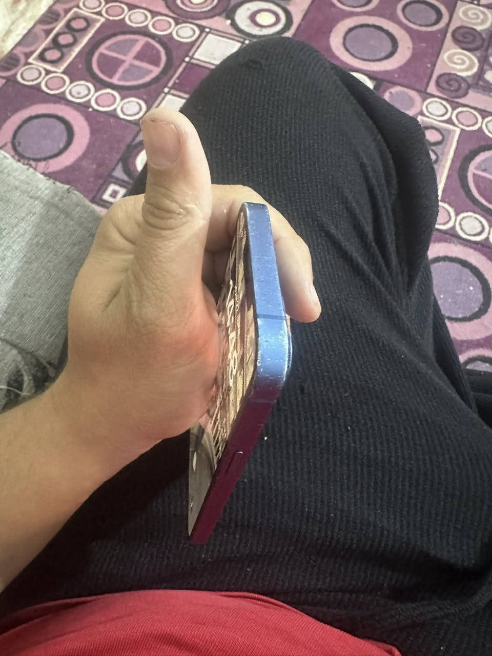 ايفون 13 
ذاكره 128 
بطاريه 74 ‎%‎
الجهاز ممفتوح ابد كارتونته وغراضه الاصليه موجودات 
التلفون من اشتريته جديد  لهسه على ايدي الشاشه بيها شخوط شخووط مو كسر جهال مشخطيها سعره 300 الف الي يريد يراسل على رقم او واتس اب مامتواجد انستا 
***********
