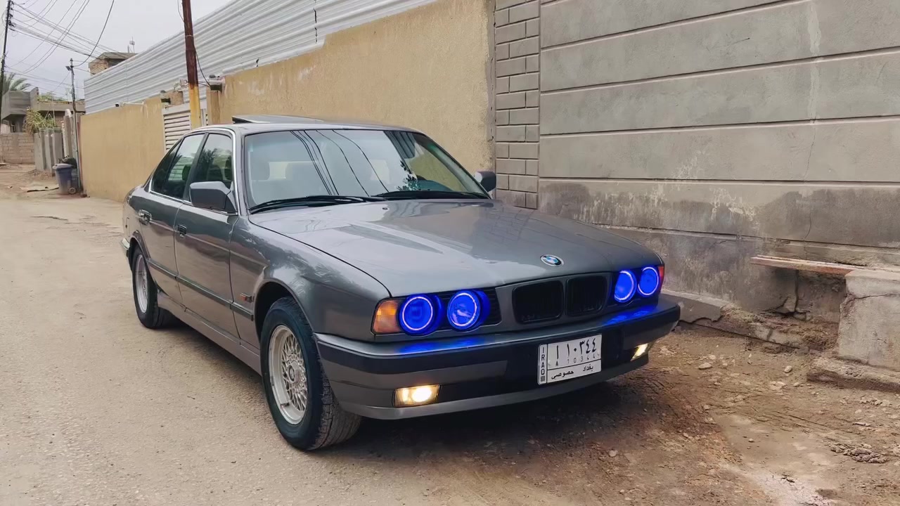 .
اللهم صل على محمد وعلى آل محمد 
525 مسكر عدل اصل بليته وسنويه موديل 92 رقم بغداد ( باسمنا ) السنويه نافذة لغاية 2029 السياره بلاديه حتى التدفئه شغاله مكفوله من الضربه والگص والخياس مصبوغه جماليه من الخارج فقط بيها تراي ونعومه مال حديث 
الگير والمحرك جدد حاويه المانيات ولا برغي مفتوح بيهن 
الحداديه كلها جديده من الطول للطول سفنجه 
منظومة تدفئه وتبريد كلها جديده وبلاد 
الكهربائيات كلها شغاله وبلاد بدون جطل وتيب 
تخم تاير اصلي جديد وباتري 90 جديد 
الحماوه ثابته تحت النص صيف وشتاء 
المواصفات المعروفه 
فتحه سلايت 
بچم عريض اصل 
دبل ايرباك 
دبل چكمچه 
كشنات فول كهرباء حتى التجاوي 
الغرفه كارتير ازرق جلد 
تدفئة و تبريد قطعتين فول 
ثلاثة وضعيات قياده 
سوارات لد اصليات 
اربعة جام كهربائي 
كمبيوتر 
بلوتوث وسستم سماعات الماني اصليات فول 
سنتر لوك وسويج ريمونت 
السعر الطلب في التعليقات وسوف يتم الرد تلقائياً 
العنوان بابل مركز المدينه 
*********** صاحب السياره
