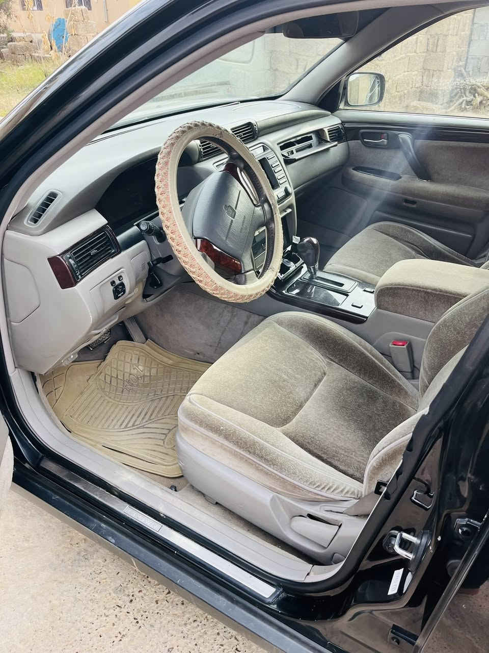 السلام عليكم ملكه ففتي
دكمتين  لون اسود
الكشر شوف العين 
السعر 25 وبيها مجال 
***********
