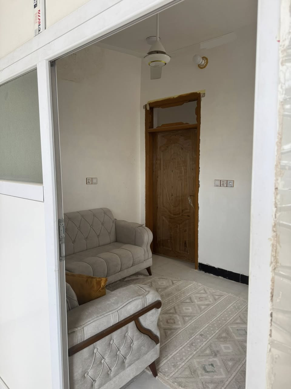 للبيع بيت 50 متر صب كونكريت جاهز للسكن شارع الصب عمود327 السطح شتايكر مع تانكي مع كيزر مع ماطور ماء مع صحيات كاملة مع كاونتر مع مراوح عدد 3 مع طخم قنفات قريب على الشارع العام 200 متر شارع 16 السعر 35 وبي مجال رقم التلفون ***********
