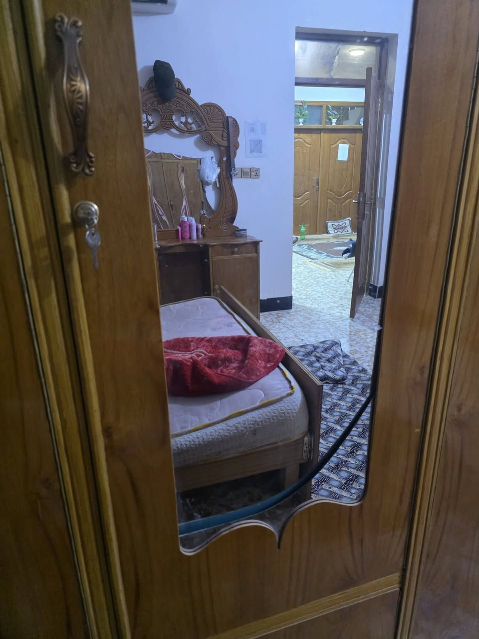 مرحبااا غرفة اخشاب للبيع سعره 350 قفل  ااسكن بحي ميسان يحب يتواصل معي***********
