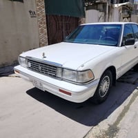 سيدان 1990 سياره جاهزه من كلشي بدون صبغ باسمي سعر 80 وبيها مجال للطيبي...