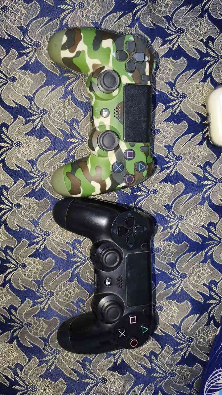 السلام عليكم: 
بلي فور سلم 500 كيكا مهكر نظام 11
مع هارد تخزين بسعه 500 كيكا مع 14 لعبه كما موضح بالفيديو، الجهاز نظيف لوك ستيكر مامفتوح ولا مصلح، مع جوستيك اصلي والاخر تجاري 
يجي ويا جهاز يو بي اس بسعه 850 فولت 
السعر 350 وبي مجال 
التواصل: *********** مكاني الكاظميه
