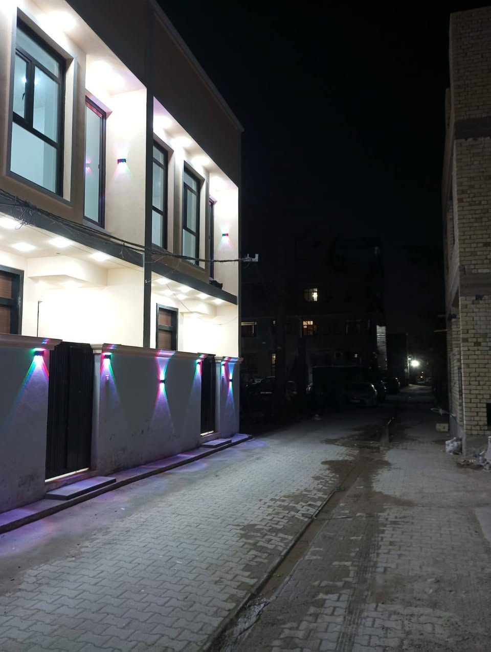 السلام عليكم تعلن شركة الجبوري للعقار والمقاولات العامه عن بيع دور ملك صرف زراعي في منطقة الاسبع ابكار نهاية شارع الهبي دي بناء حديث درجه أولى ركن على فرعين تسليم مفتاح
1 المساحة 58 متررر لكل دار 
2 الوجه 5 مترررر لكل دار
3 النزال 11 متر و75 سانتيم لكل دار 
4 عرض الشارع 6 متررر كامل الاخدمات مقرنص كهرباء مجاري ماء 
5 السعر 140ركن مليون وبي مجال وبصف الركن 135
يتكون من طابقين وبيتونه وسطح 
الطابق الأول طرمه وصاله ومطبخ وحولي وخدمات ومنور 
الطابق الثاني غرفتين نوم وحولي وخدمات وبيتونه وسطح 
عنوان الشركة الكريعات الكويتي شارع حسينية ابي تراب قرب فلكة القرغولي استفسار اتصال على الارقام التاليه 
*********** أبو صكر الجبوري 
***********
