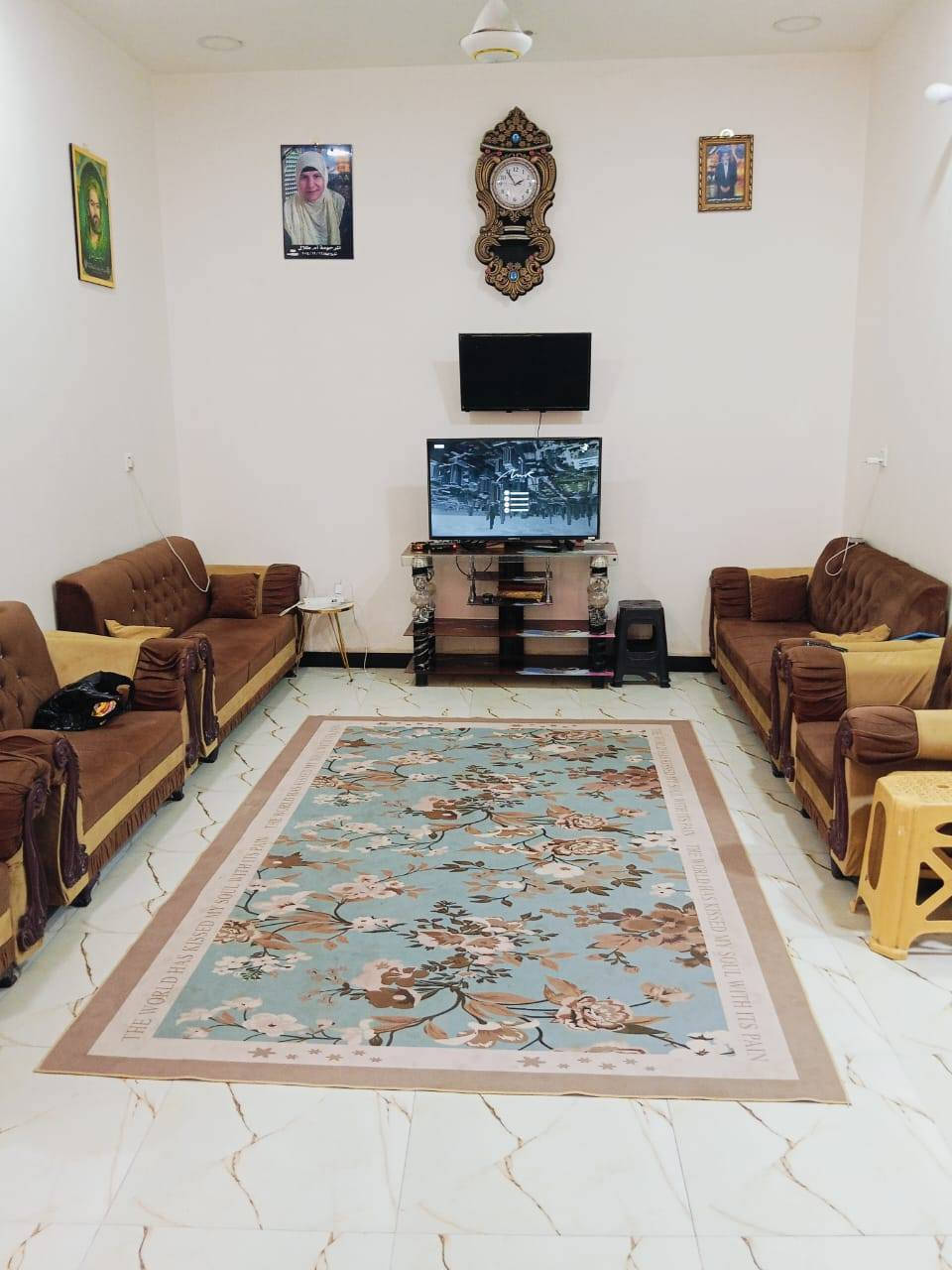 بيت للبيع طابقين المساحة 240م
الطابق الأول يحتوي على 
غرفتين نوم واحدة نظام سويت+ مطبخ+استقبال+صالة كبيرة+صحيات داخليه وخارجيه 
الطابق الثاني يحتوي على 
غرفتين نوم واحدة نظام سويت+ صالة 
العنوان حولي الخصيمه عرصات حيدر حجي هندي ع الشارع العام. 
للاستفسار الاتصال على الرقم / ***********
